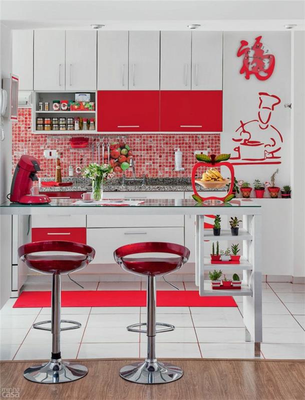 keittiö peili keittiö takaseinä mosaiikki seinälaatat punainen valkoinen keittiökaapit keittiö saari baarituoli punainen metalli