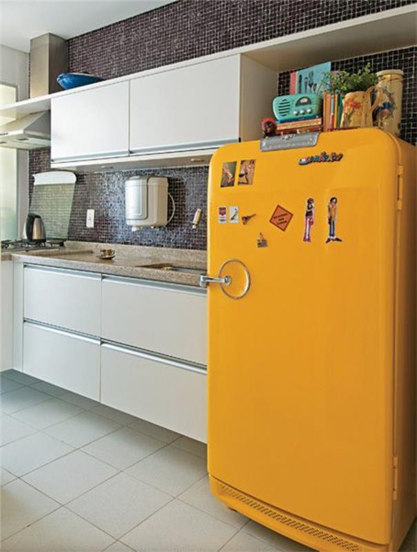 keittiön takaseinä musta seinälaatat keltainen retro jääkaappi