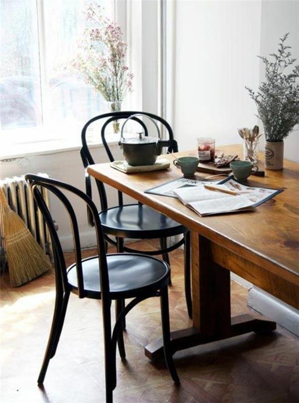 keittiön tuolit mustasta puusta moderniin ruokailutilaan
