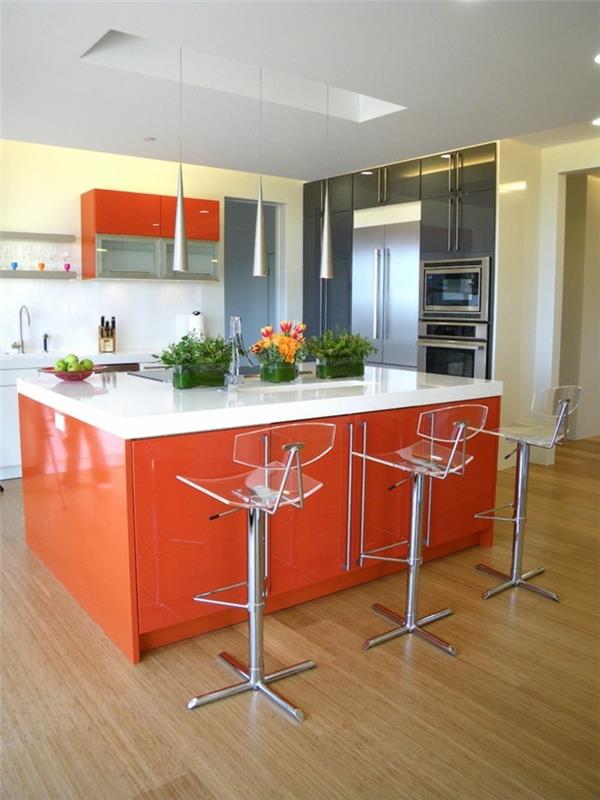 keittiötuolit keittiön saarelle, vaaleat lattiat ja oranssit huonekalut