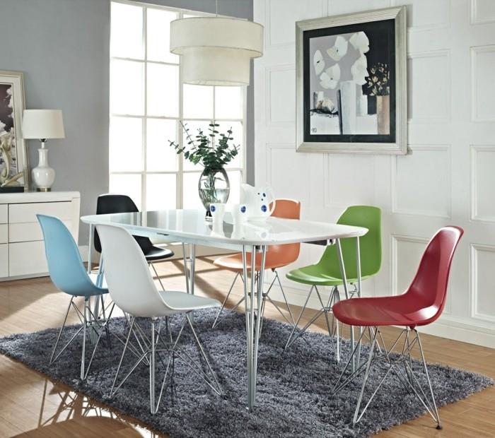 Yhdistä keittiön tuolit eri väreissä saadaksesi tyylikkään keittiön