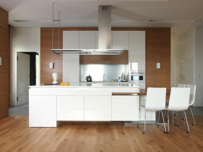 valkoiset kauniit keittiön tuolit kontrastina huonekalujen ja lattianpäällysteiden välillä