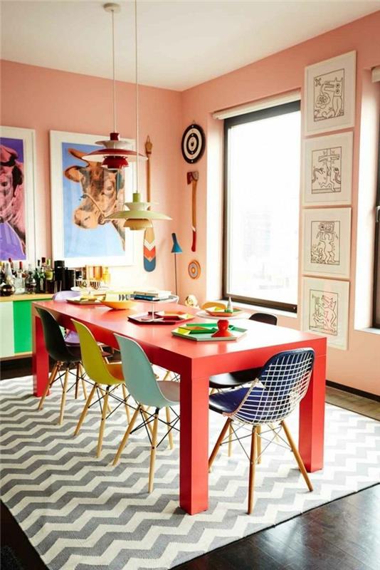 monen väriset keittiön tuolit tekevät tunnelmasta värikkään ja hauskan