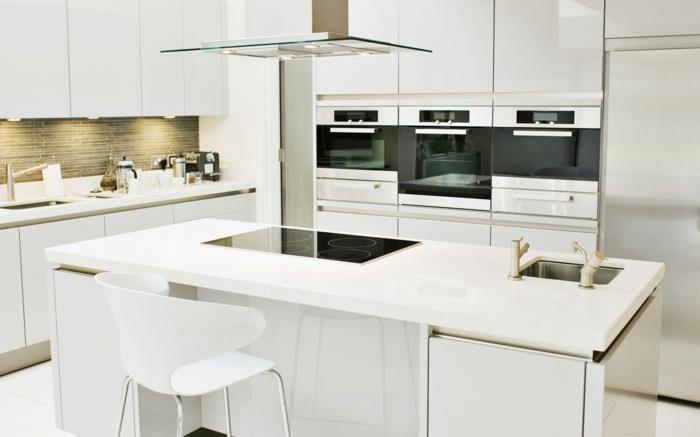 keittiön tuolit valkoinen keittiösaari modernit valot keittiökalusteet