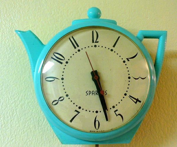 keittiö kellot suunnittelu retro tyyli teekannu sininen seinäkello