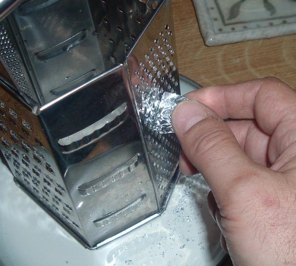 keittiötarvikkeet käyttävät alumiinifolion kärkiä ja temppuja hierovat