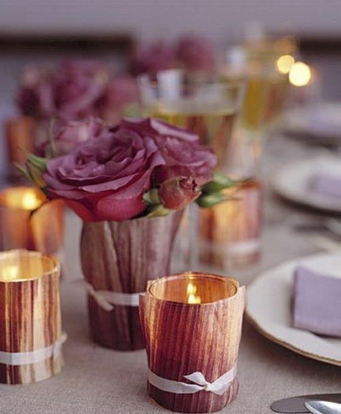 kynttilät koristavat violetit ruusut ja lyhdyt