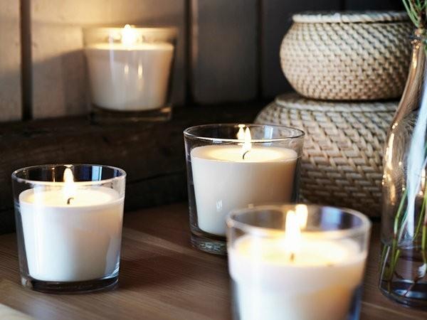 kynttilät kaatavat purkkeihin lahjoja