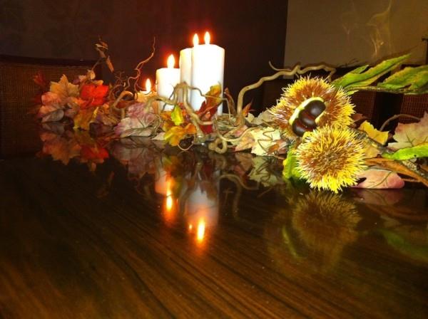kynttilät ja lehdet - ideoita pöydän koristeluun