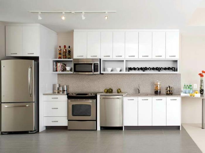 Nykyaikaiset jääkaapit integroivat lattialaatat oikein valkoisiin keittiökaappeihin