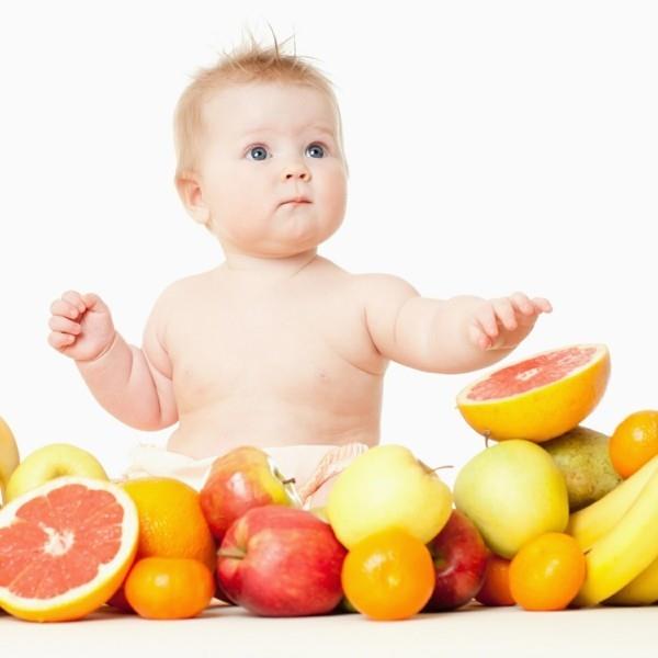 lapsi hedelmillä terveellinen ruoka lapset