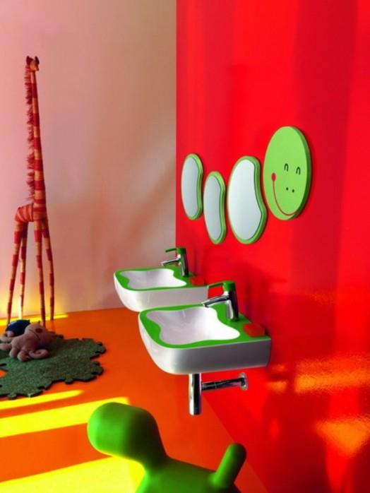 lasten kylpyhuoneen sisätilat vihreä punainen karkea pesuallas kirahvipehmolelut