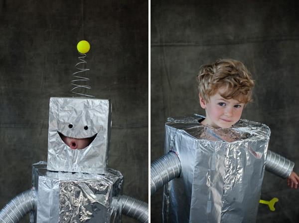 lapset tekevät halloween -puvut itse robotteiksi alumiinifoliosta ja pahvista