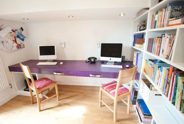 Lasten työpöytä suunnittelee sisäänrakennetun seinän violetin pinnan