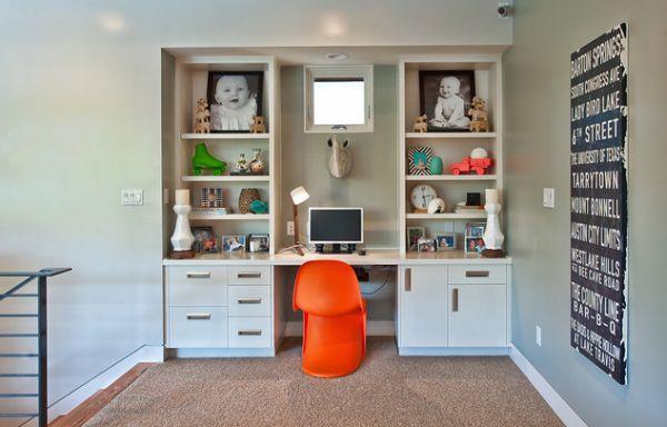 Lasten työpöytä suunnittelee sisäänrakennetut seinään kiinnitettävät oranssit tuolilaatikot