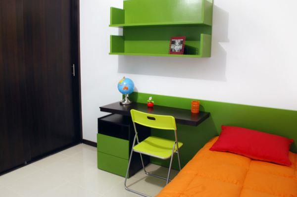 lasten työpöytä suunnittelee sisäänrakennetut seinähyllyt vihreiksi
