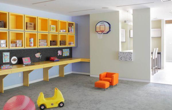 lasten työpöytä suunnittelee puuhyllyt seinä keltainen