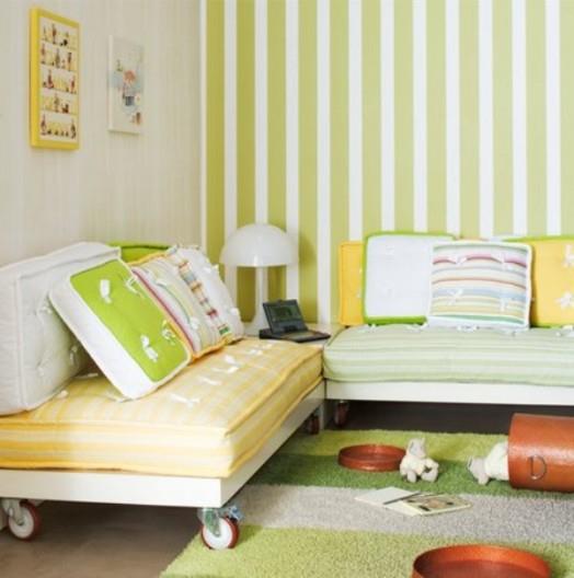 lasten leikkipaikka ideoita värikäs matto leikkialue sängyn tyyny