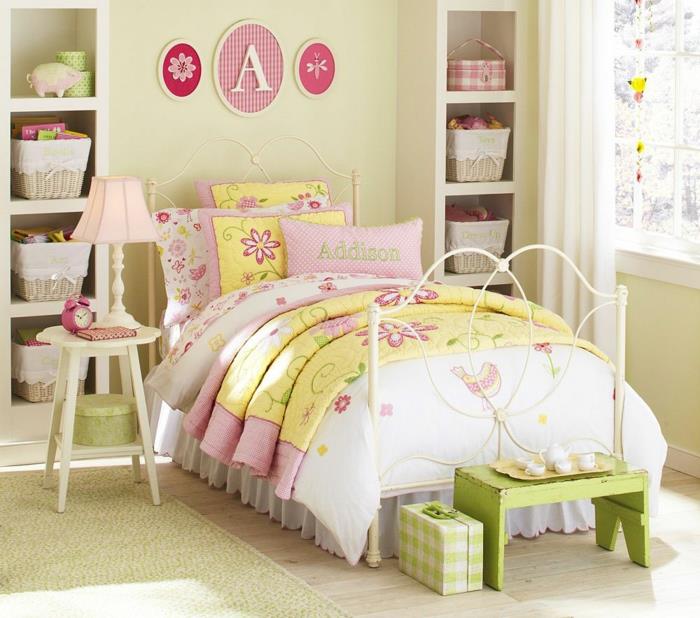 lasten vuoteet tyttöjen huoneideat värilliset vuodevaatteet avoimet hyllyt