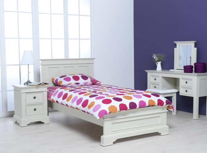 lasten sängyt valkoiset lasten huonekalut värillinen vuodevaatteet violetti aksentti seinä