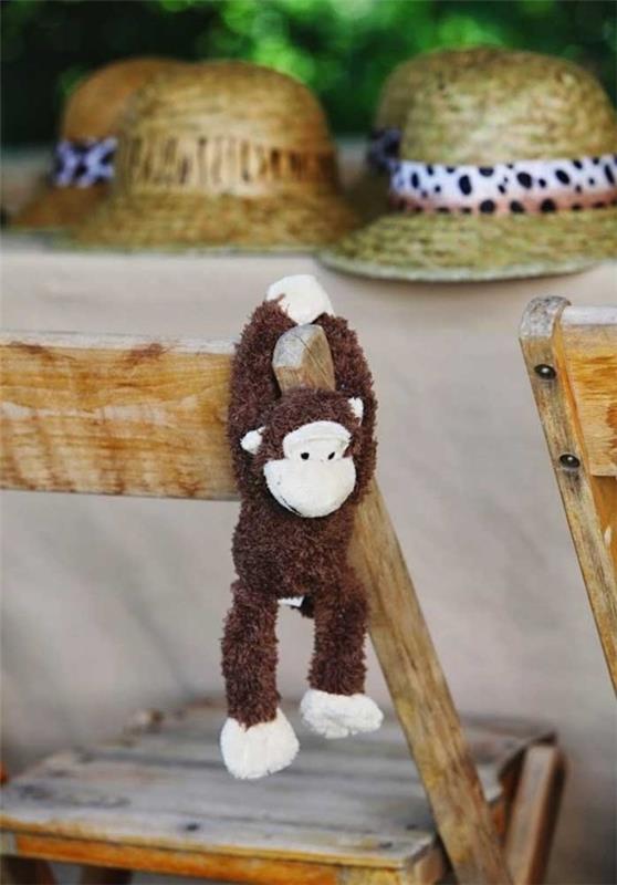 lasten syntymäpäivä apina roikkuu tuolissa