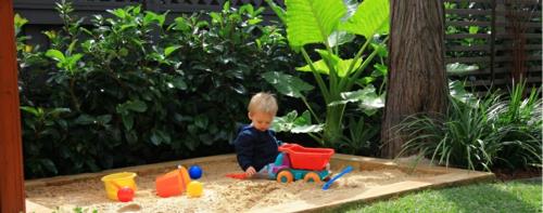 Lasten leikkipaikka takapihalla leikkii hiekan istutuspuuta