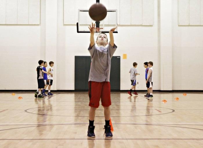 lapset urheilu valitsevat pojat koripallo elämäntapa