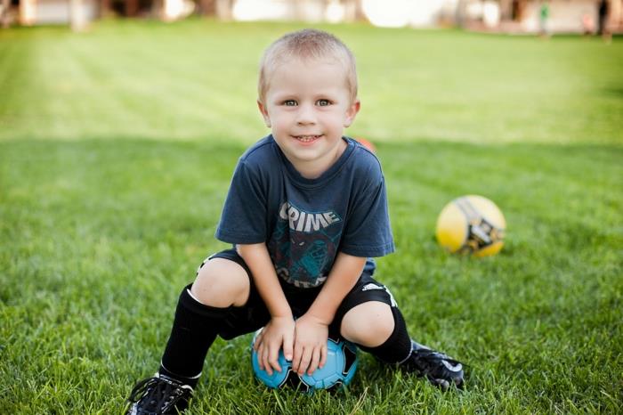 valitse lapsi urheilu pojat pelaavat jalkapalloa