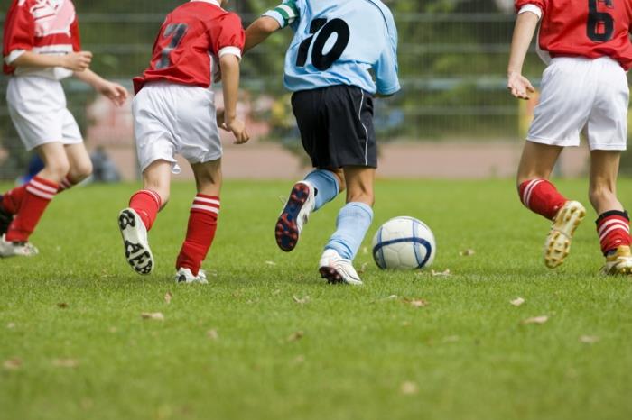 valitse lapsi urheilu pojat pelaavat jalkapalloa