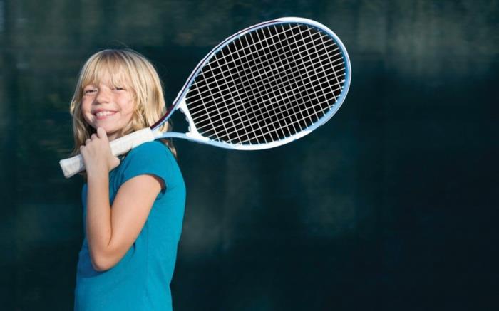 valitse lapsi urheilu tyttö pelata tennistä