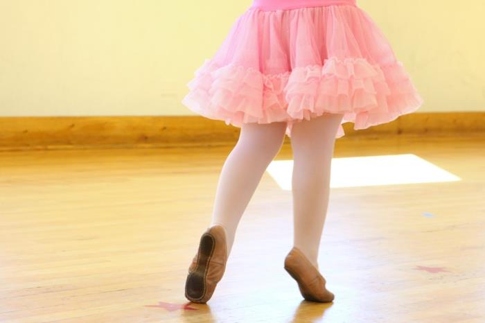 lapset urheilu tyttö oppia balettitanssia