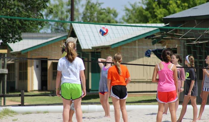 lasten urheilu urheilu lapset tytöt leikkivät lentopalloa ulkona
