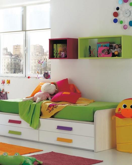 lastenhuone laitteet huonekalut kibuc sänky nukke värikäs