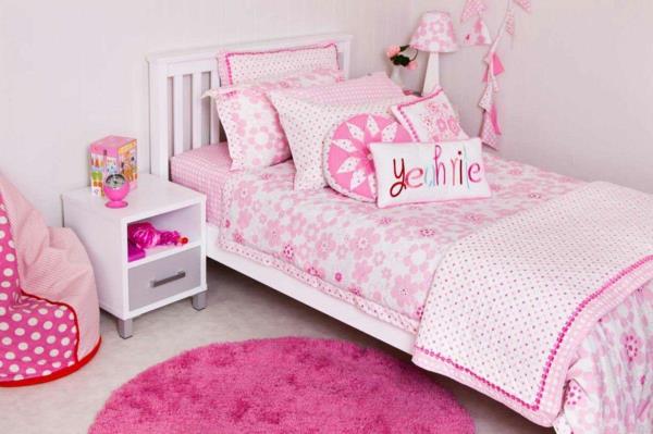 lastentarha sisustus tyttöjen huone vaaleanpunainen matto