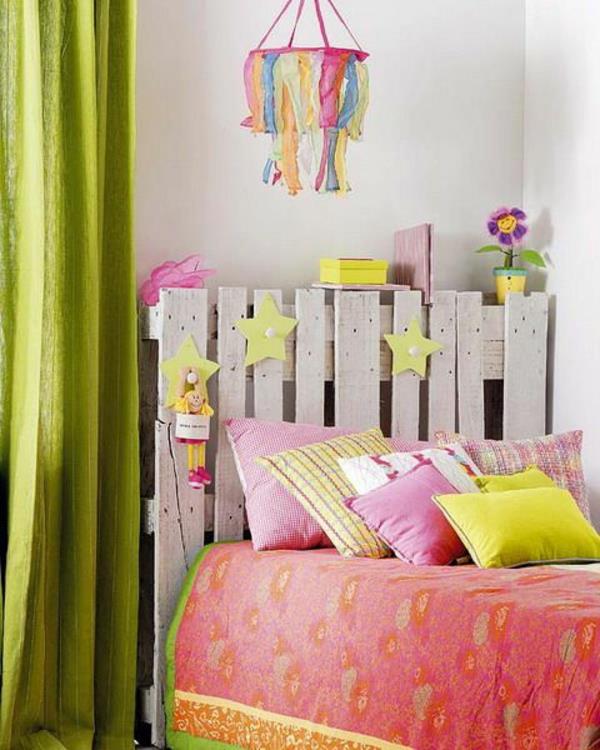 lastenhuone koristele upea sängynpääty pitkät verhot kynttilänjalat