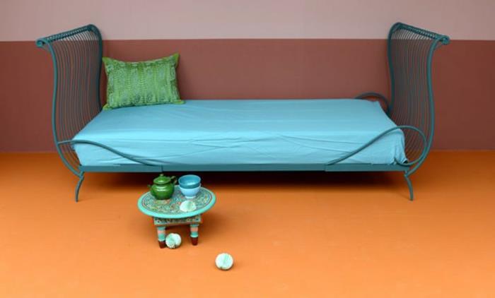 Kalusta lastenhuone Agnès Emery pinnasänky oranssi lattia