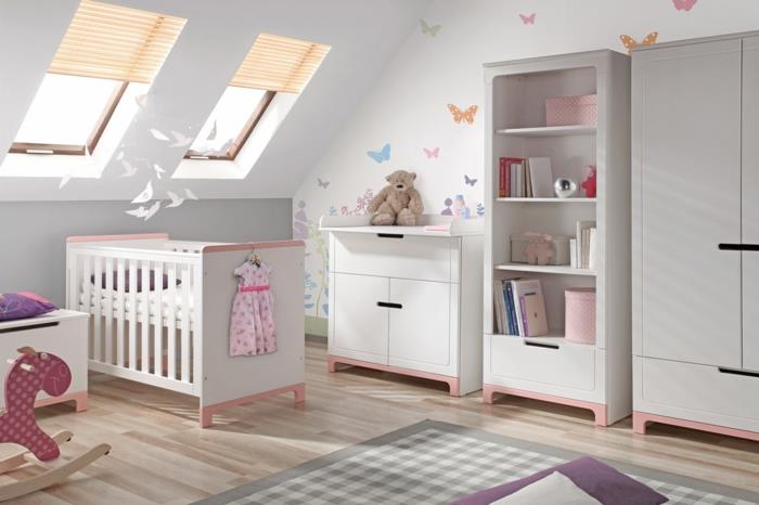 perustaa lastenhuone vauvan sänky puinen ristikko keinuhevonen hyllyt pukeutuja vaatekaappi matto seinä tarra perhosia