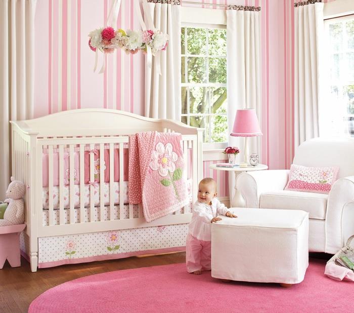 lastentarha sisustus vauvan huone vaaleanpunaiset tekstiilit pehmeät huonekalut