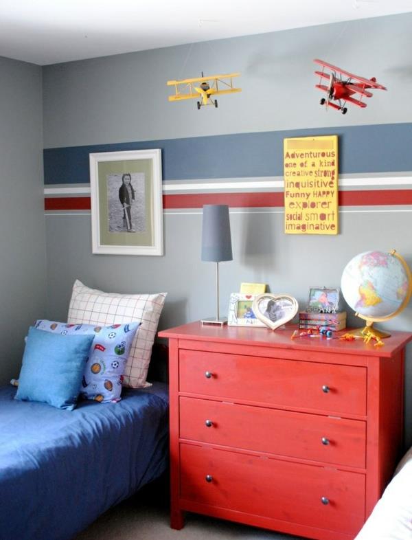 lastenhuone poikien vuoteelle värillinen seinän suunnittelu lentokoneiden lipasto