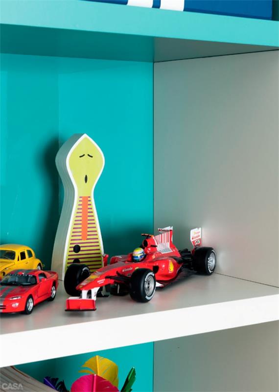 lastenhuoneet pojille sängyn seinähyllyt lelut autot