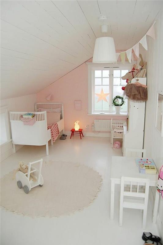 design lastenhuoneen kalteva katto vaaleanpunainen aksentti
