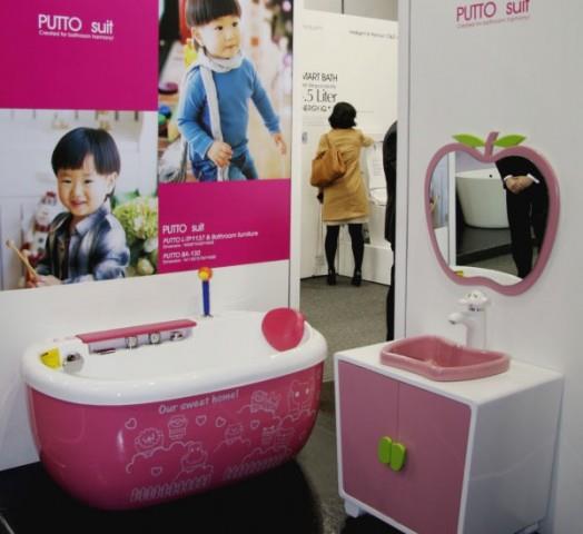 design lastenhuone interbath vaaleanpunainen kylpyamme