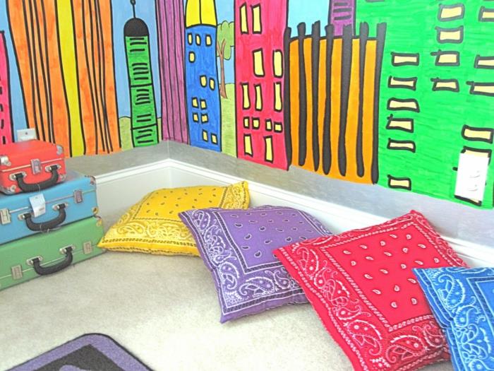 design lastenhuone lukukulma istuimet laatikot kirjoituspöytä lukukulma värikäs lastenhuoneen suunnittelu