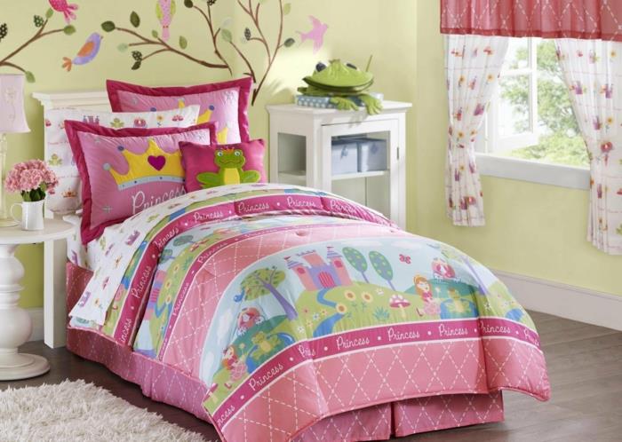 design lastenhuone lukukulma istuinlaatikot kirjoituspöytä linna prinsessamainen