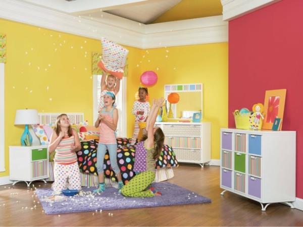 lastenhuoneen suunnittelu tyttöjen huone keltainen seinämaali violetti matto