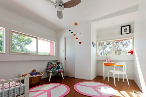 lastenhuoneen suunnittelu tyttöhuone pyöreät matot valkoiset seinät