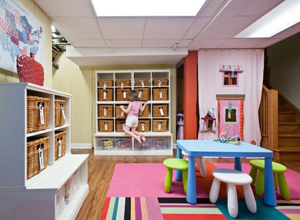 lastenhuoneet suunnittelevat kellarissa värikkäitä matto -seinäkaappeja