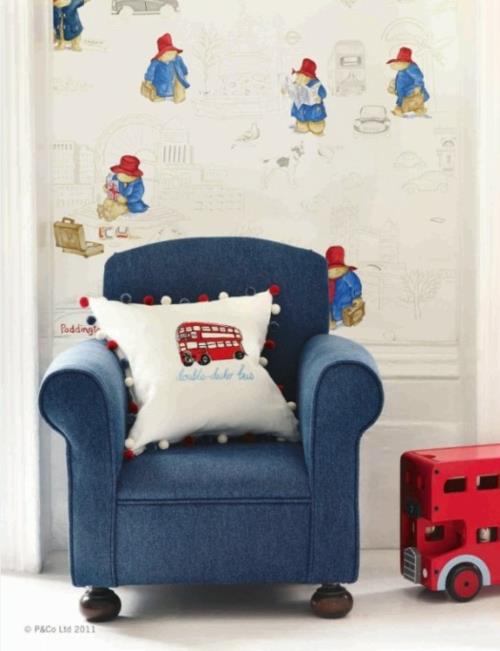 vauvan huone, joka on sisustettu brittityylisellä sinisellä nojatuolilla