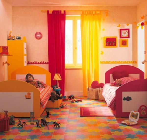 lastenhuoneen täydelliset verhot keltaisella ja punaisella