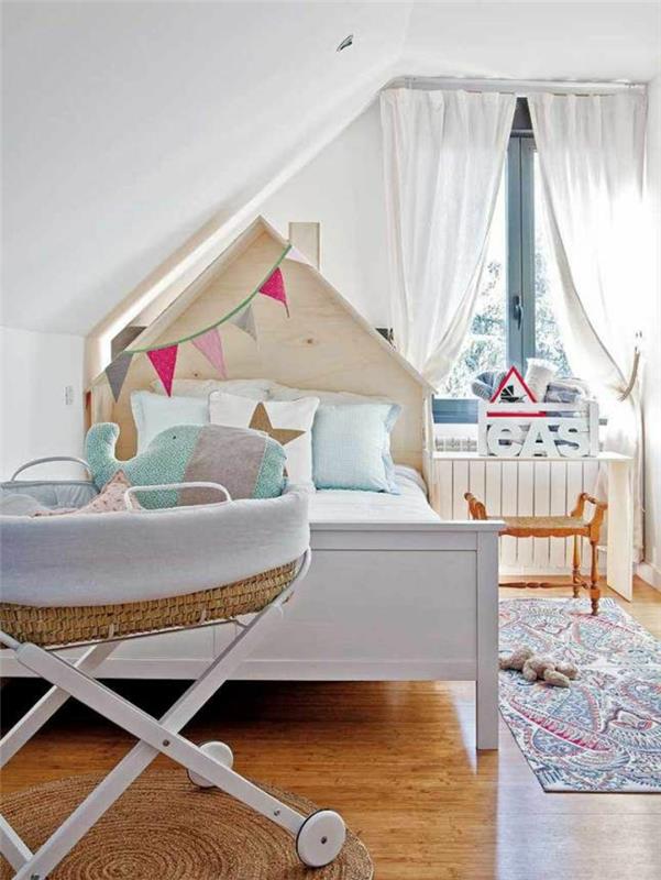 lastenhuone, jossa viisto katto vauvan sänky liikkuva diy pääty lastenhuoneen matto värikäs